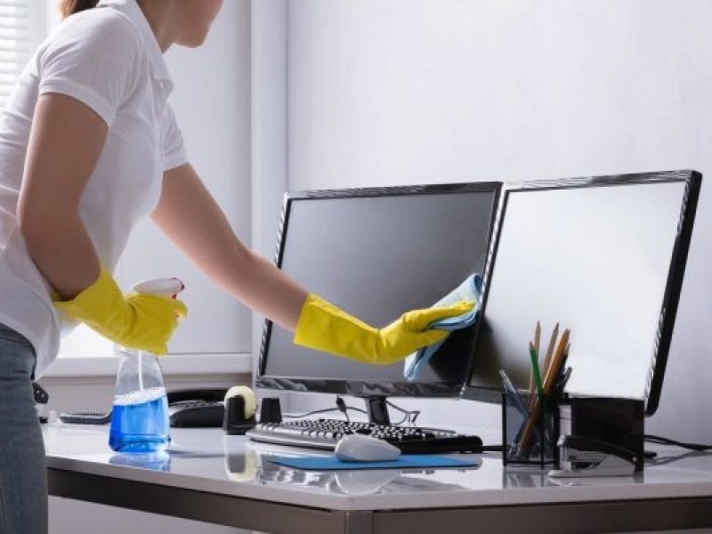 Office_desk_clean-570x400-2